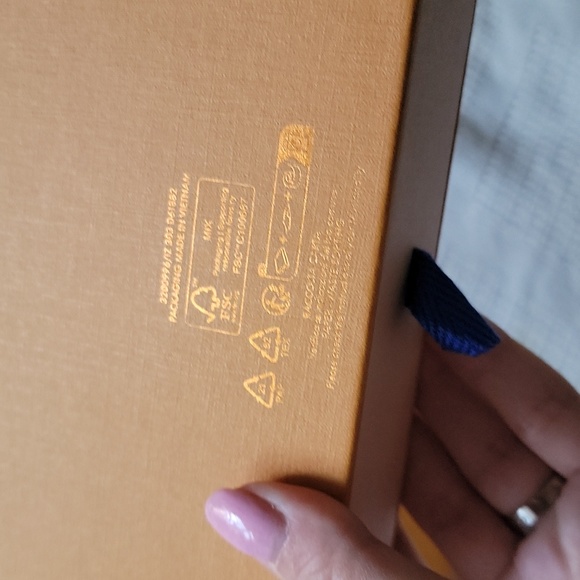 Louis Vuitton Box with ribbon and matching shopping bag - Picture 3 of 8